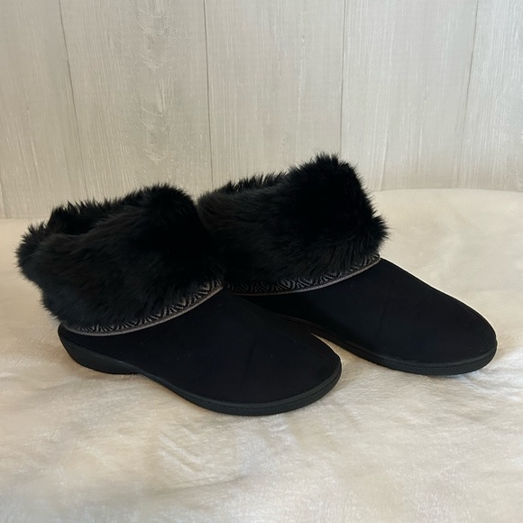 isotoner Shoes - Women’s Black Isotoner Microsuede Basil Boot Slippers faux fur trim Size 7.5-8